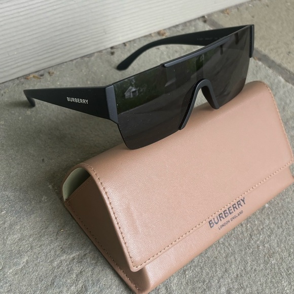 Burberry Runway Shield Logo Sunglasses 🔥 - Picture 1 of 6